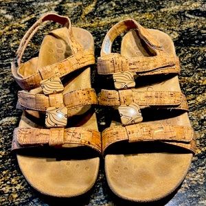 Adjustable bionic sandals